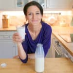 Sandra Exl mit ihrer selbstgemachten Mandelmilch