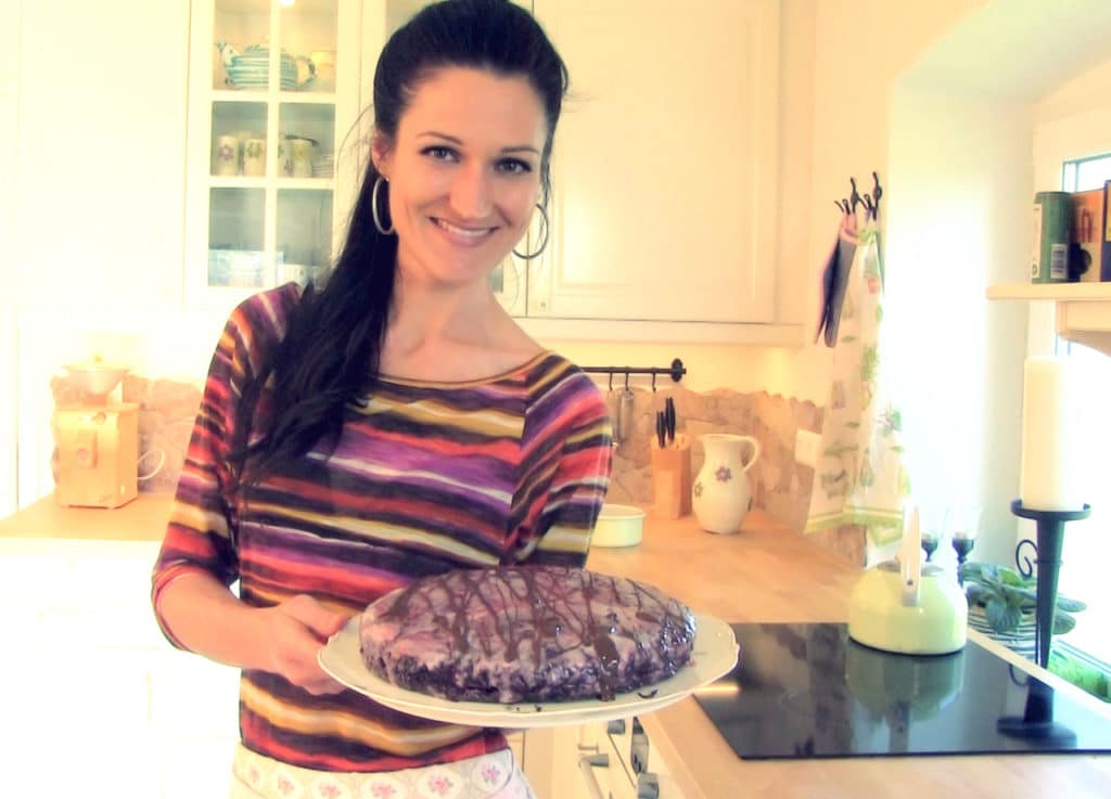 Sandra Exl mit einer glutenfreien Mohntorte mit Schokoglasur