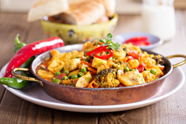 Ein indisches Gemüse-Curry schön zubereitet auf einem Tisch