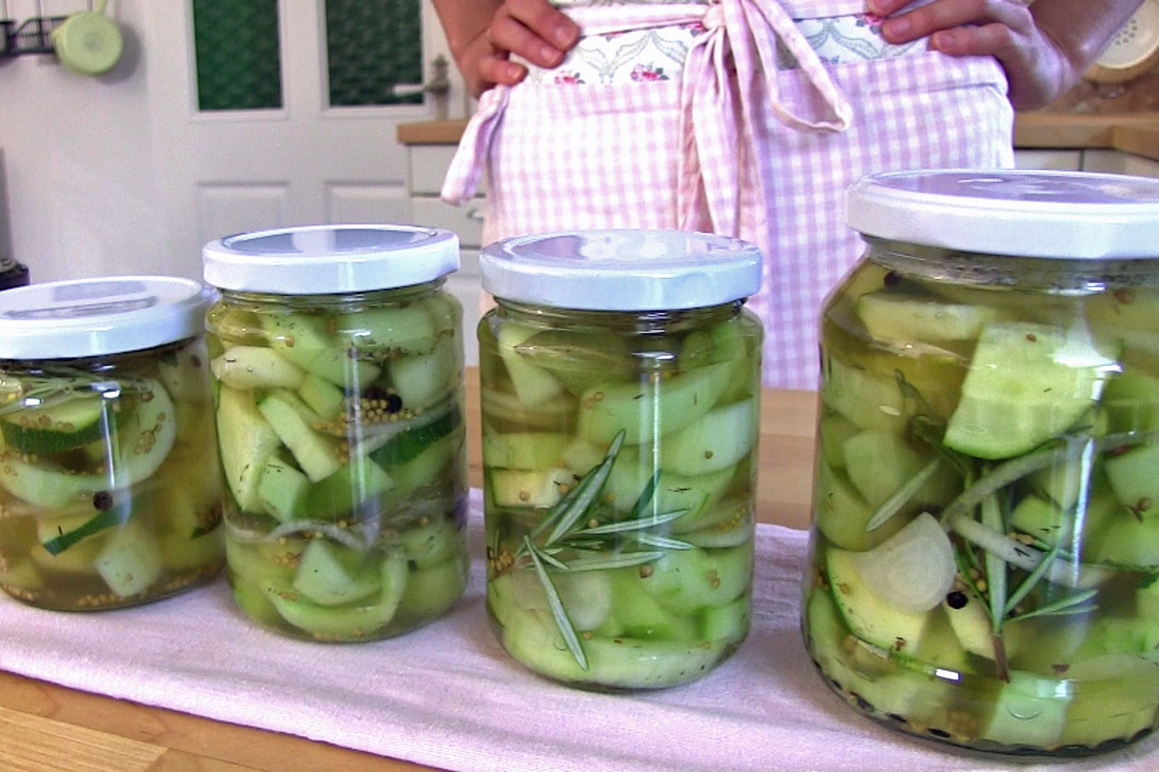Eingelegte saure Gurken mit Zucchini im Glas - Mein bestes Rezept