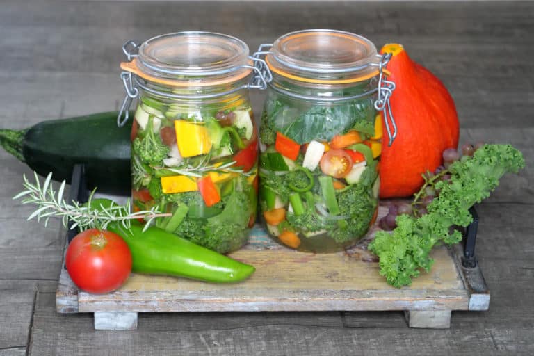 Verschiedene Gemüsesorten im Glas beim Fermentieren