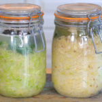 Zwei Gläser mit fermentiertem Sauerkraut