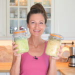Sandra Exl mit zwei Gläsern fermentiertem Sauerkraut