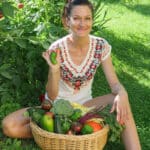 Sandra Exl mit Gemüse im Garten